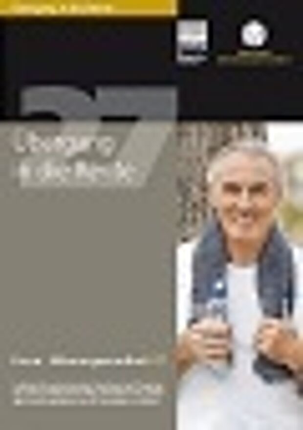 Broschüre Übergang in die Rente, aktiver sportlicher älterer Mann hält Wasserflasche