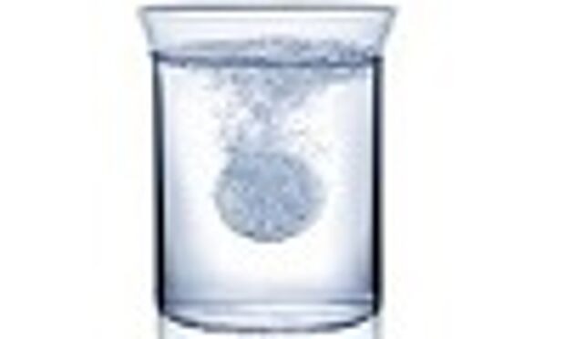 Brausetablette sprudelt im Wasserglas