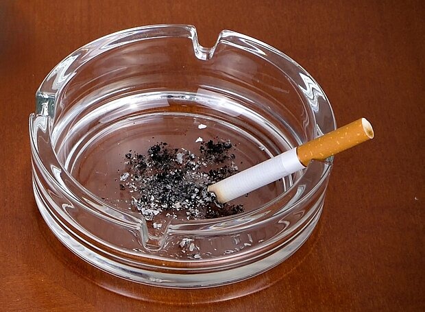 Aschenbecher mit Zigarette