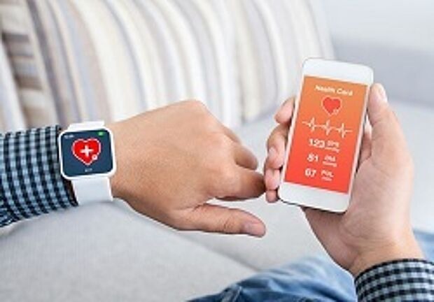 Mann nutzt eine App zur Überwachung seiner Herzgesundheit 