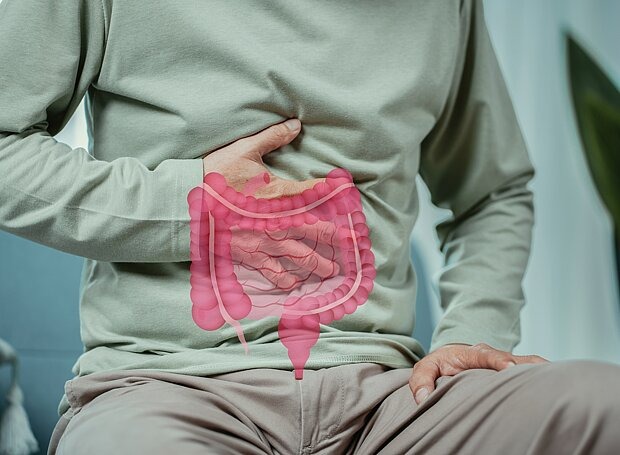 Mann mit Darmbeschwerden