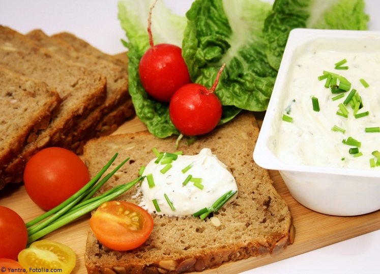 Schwarzbrot mit Quarkdip, Tomaten und Salatblättern