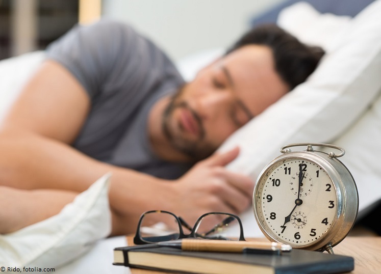 Mann schläft im Bett 