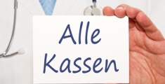 Arzt hält Schild "Alle Kassen"