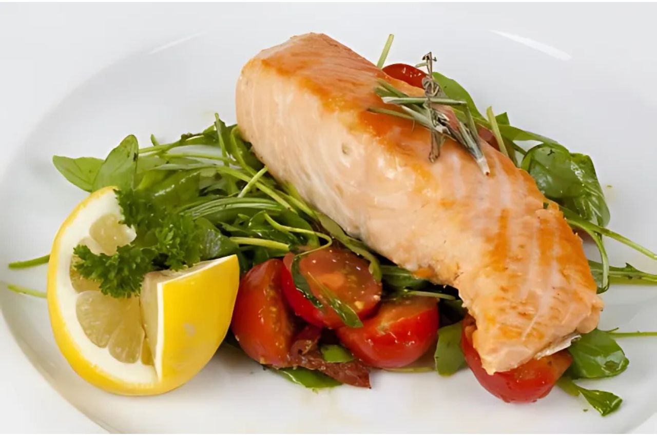 Fisch mit Rucola und Tomaten