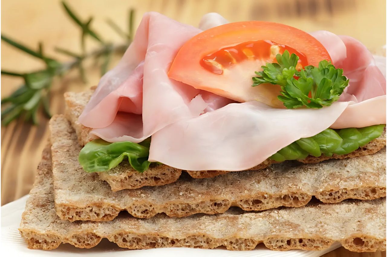 Knäckebrot mit Schinken
