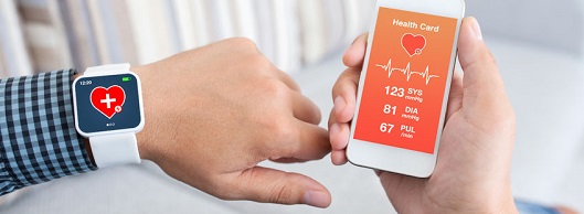 Gesundheits-Apps - Mann nutzt eine App zur Überwachung seiner Herzgesundheit Gesundheits-Apps_Mann nutzt eine App zur Überwachung der Herz-Kreislaufgesundheit