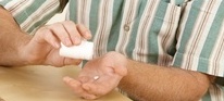 Medikamente - Älterer Mann mit Tabletten