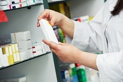 Medikamente - Apotheker sortiert Arzneimittel ein Apotheker sortiert Medikamentenschachtel ein