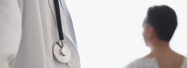 Arzt mit Patient im Hintergrund Arzt mit Patient im Hintergrund